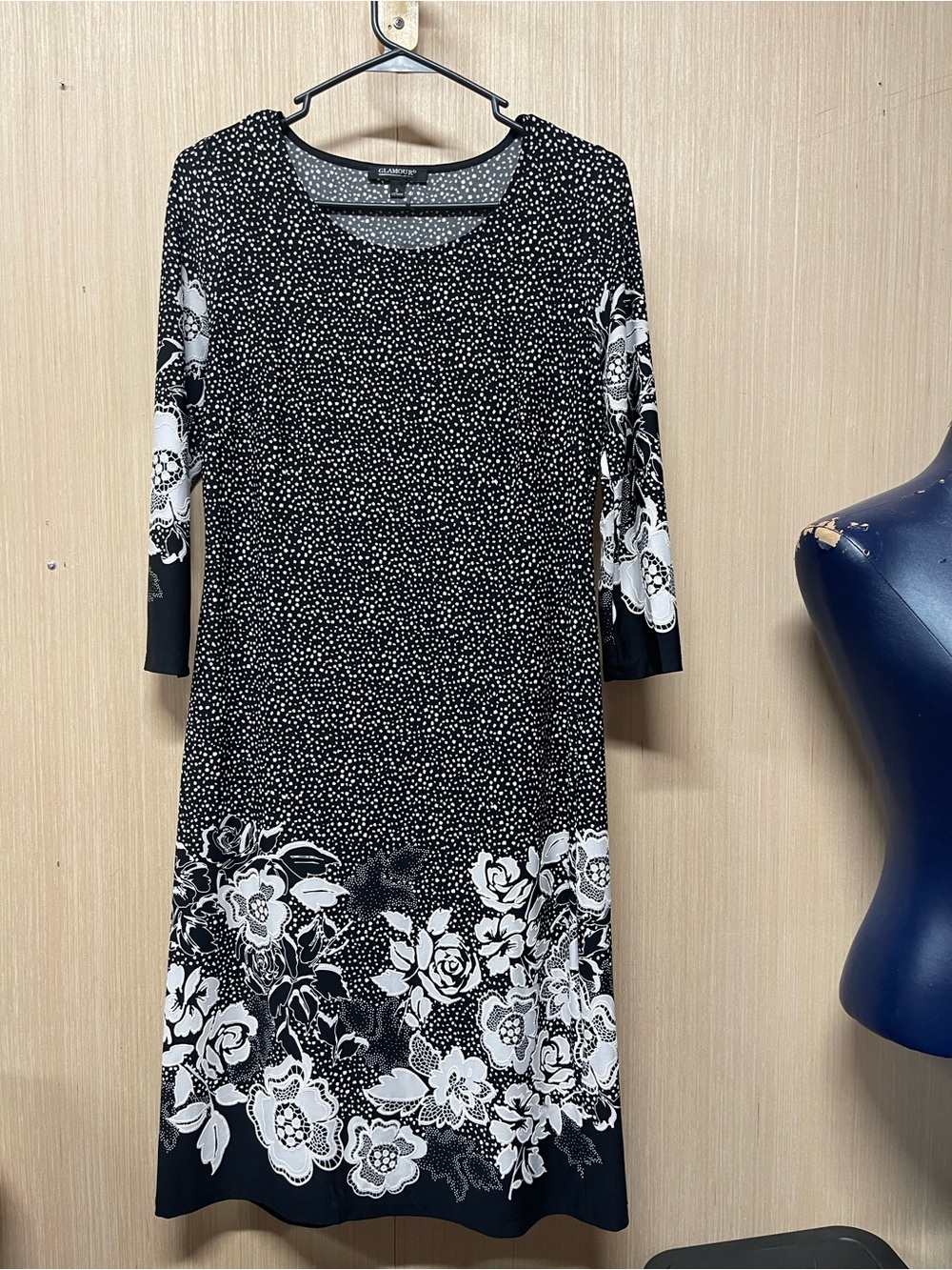 New no tag Glamour Dress size 6 with embroidered flowers